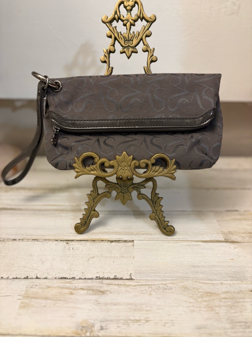 Simply Vera Vera Wang Taupe Gray Signature Wristlet